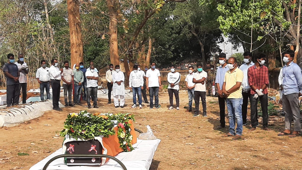 कांग्रेस के पूर्व विधायक नियेल तिर्की का राजकीय सम्मान के साथ हुआ अंतिम संस्कार, कोरोना गाइडलाइन का पालन करते हुए दी गयी आखिरी विदाई कांग्रेस के पूर्व विधायक नियेल तिर्की का राजकीय सम्मान के साथ हुआ अंतिम संस्कार, कोरोना गाइडलाइन का पालन करते हुए दी गयी आखिरी विदाई