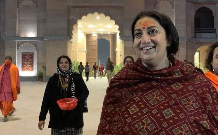 काशी विश्वनाथ धाम लोकार्पण के बाद वाराणसी में लगा नेताओं का तांता, अब बाबा का दर्शन करने पहुंची स्मृति ईरानी