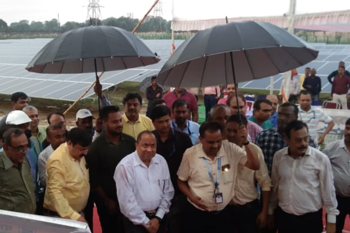 डीवीसी ने ग्रीन एनर्जी की ओर बढ़ाया कदम, झारखंड के पहले सोलर प्लांट का उद्घाटन, दो मेगावाट बिजली उत्पादन शुरू डीवीसी ने ग्रीन एनर्जी की ओर बढ़ाया कदम, झारखंड के पहले सोलर प्लांट का उद्घाटन, दो मेगावाट बिजली उत्पादन शुरू