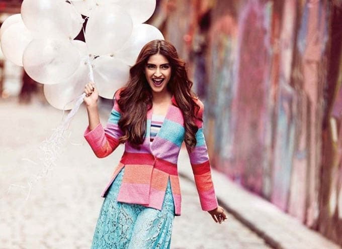 लुक्स से फैशनेबल Sonam Kapoor Ahuja हैं अंधविश्वासी, नए काम की शुरुआत से पहले करती हैं ये काम लुक्स से फैशनेबल Sonam Kapoor Ahuja हैं अंधविश्वासी, नए काम की शुरुआत से पहले करती हैं ये काम