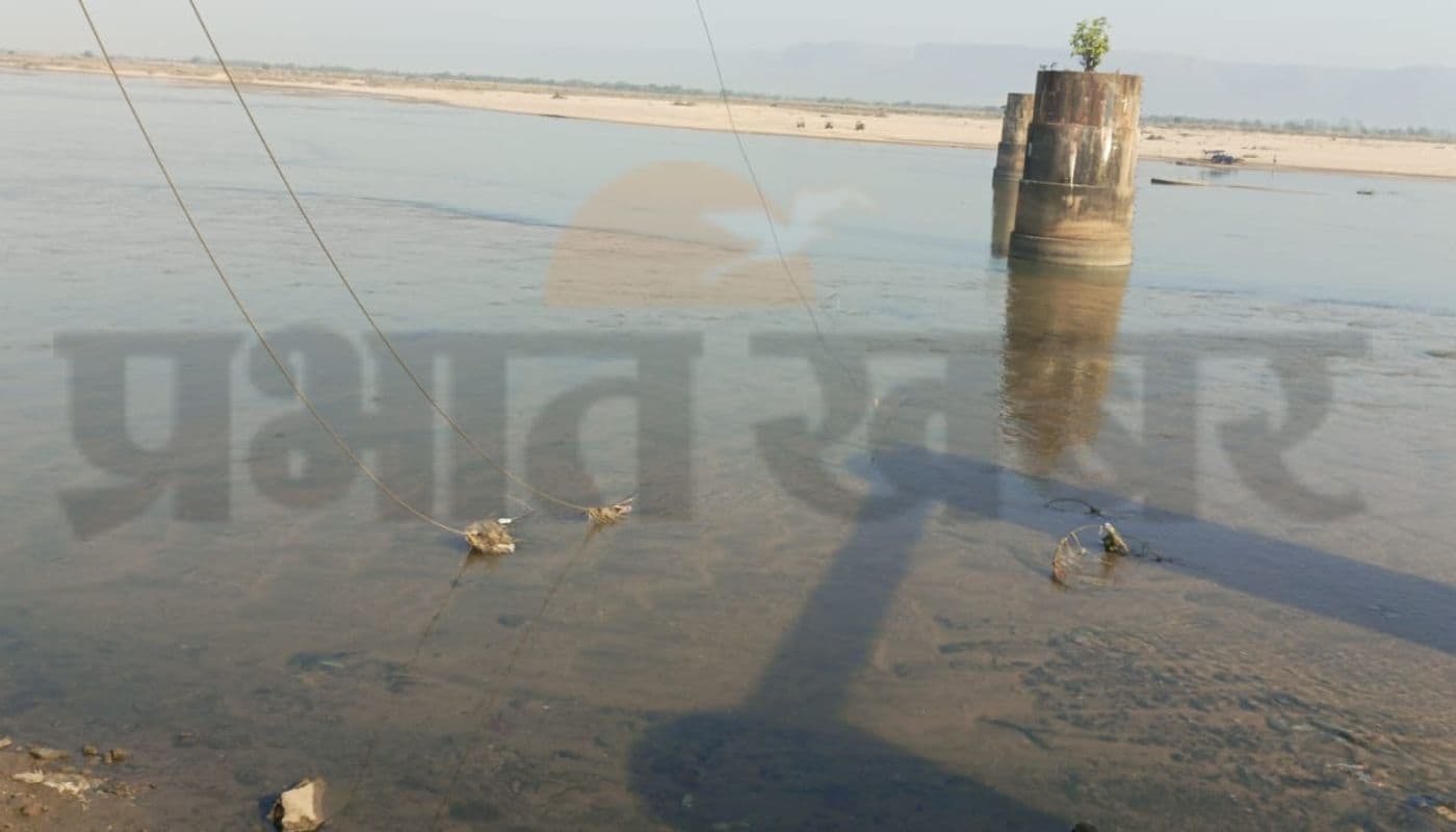 पलामू : लंबे अरसे के बाद सोन नदी सूखने की कगार पर, लोग पानी के लिए परेशान पलामू : लंबे अरसे के बाद सोन नदी सूखने की कगार पर, लोग पानी के लिए परेशान