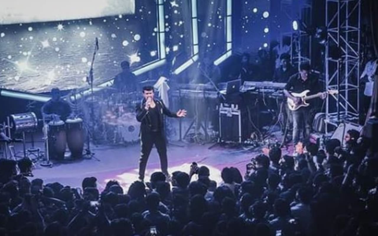 Sonu Nigam: अजान विवाद से लेकर फ्लाइट में गाना गाने तक, इन 4 कंट्रोवर्सी ने बढ़ाई थी सोनू निगम की मुश्किलें Sonu Nigam: अजान विवाद से लेकर फ्लाइट में गाना गाने तक, इन 4 कंट्रोवर्सी ने बढ़ाई थी सोनू निगम की मुश्किलें