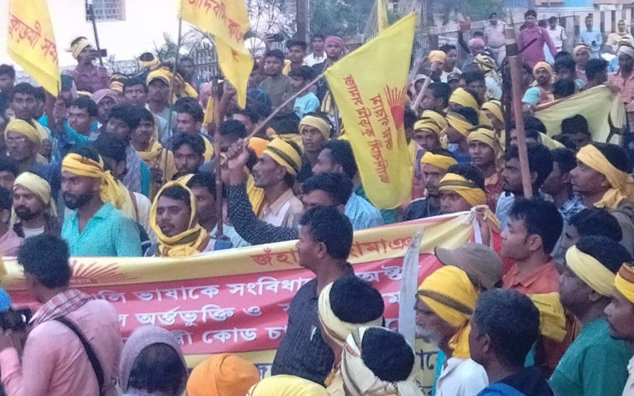 खेमाशुली में कुड़मियों के रेल रोको-रास्ता रोको आंदोलन के लिए तंबू लगाने गए मजदूरों को पुलिस ने खदेड़ा