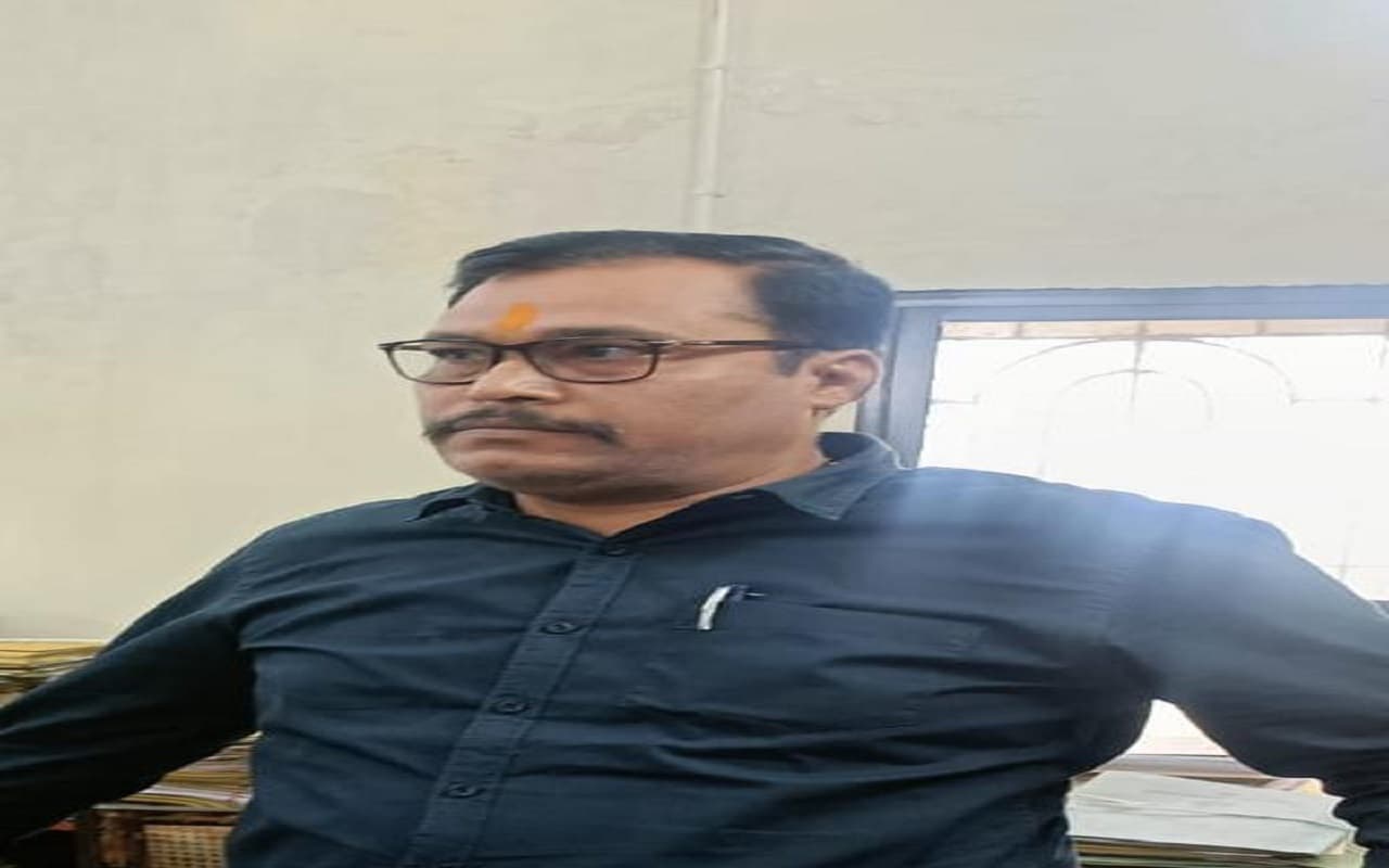 झारखंड: एसीबी की बड़ी कार्रवाई, सेल टैक्स विभाग के डिप्टी कमिश्नर ऑफिस का हेड क्लर्क 20 हजार घूस लेते गिरफ्तार झारखंड: एसीबी की बड़ी कार्रवाई, सेल टैक्स विभाग के डिप्टी कमिश्नर ऑफिस का हेड क्लर्क 20 हजार घूस लेते गिरफ्तार