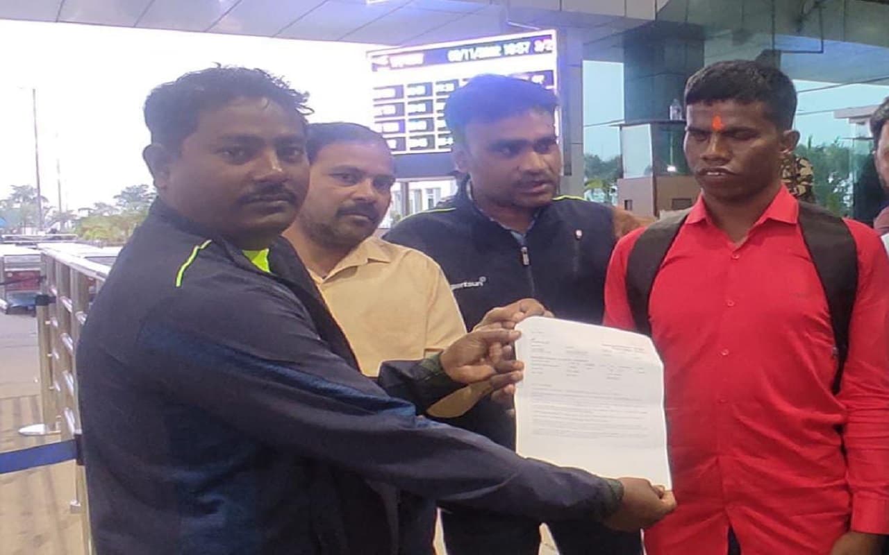 Blind Cricket T20 World Cup:सुबह की फ्लाइट छूटने पर खेल निदेशालय ने क्रिकेटर सुजीत मुंडा को भेजा बेंगलुरु Blind Cricket T20 World Cup:सुबह की फ्लाइट छूटने पर खेल निदेशालय ने क्रिकेटर सुजीत मुंडा को भेजा बेंगलुरु