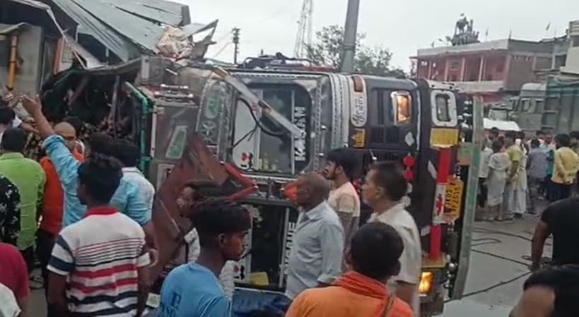 Sultanpur News: सुल्तानपुर में रफ्तार का कहर, अनियंत्रित ट्रक के पलटने से तीन लोगों की मौत, कई घायल Sultanpur News: सुल्तानपुर में रफ्तार का कहर, अनियंत्रित ट्रक के पलटने से तीन लोगों की मौत, कई घायल