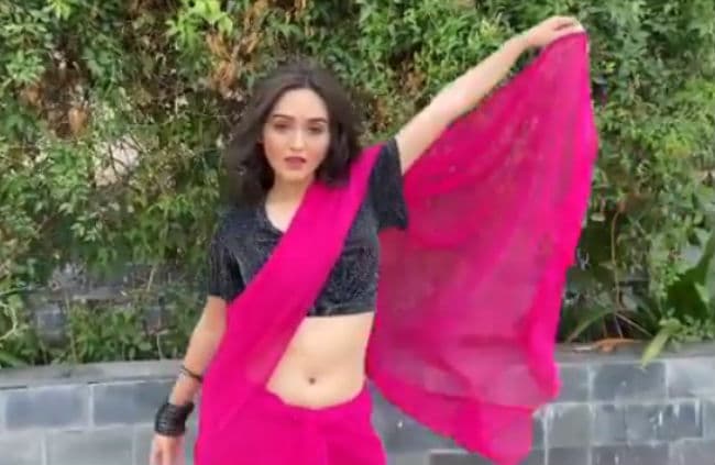 टीवी एक्ट्रेस Tanya Sharma ने Genda Phool गाने पर किया धांसू डांस, आपने देखा VIDEO?