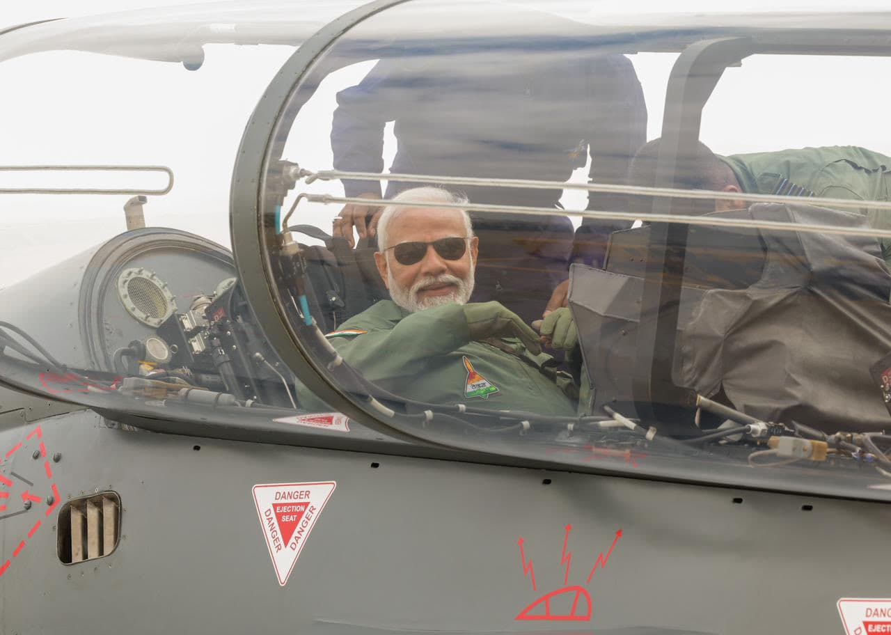तेजस मामले में कांग्रेस ने पीएम मोदी पर साधा निशाना- ‘चुनावी तस्वीरें खिंचवाने के उस्ताद’ बताया तेजस मामले में कांग्रेस ने पीएम मोदी पर साधा निशाना- ‘चुनावी तस्वीरें खिंचवाने के उस्ताद’ बताया