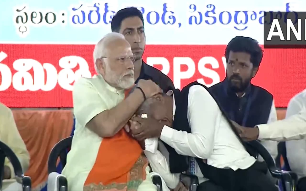 तेलंगाना: BRS और कांग्रेस पर बरसे PM Modi, , कहा- दोनों दलित विरोधी’, सभा में फूट-फूटकर रोये मडिगा तेलंगाना: BRS और कांग्रेस पर बरसे PM Modi, , कहा- दोनों दलित विरोधी’, सभा में फूट-फूटकर रोये मडिगा