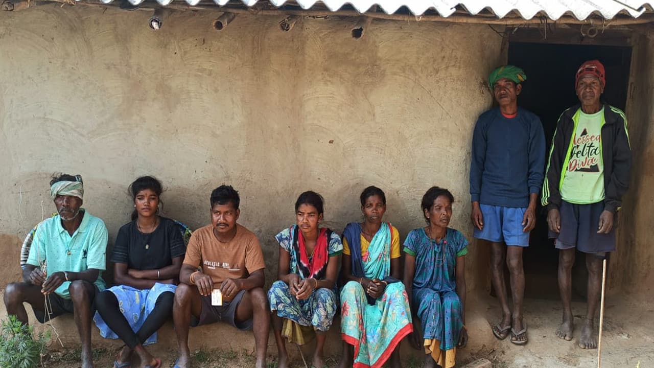 Jharkhand news: गरीबी में जी रहे शहीद तेलंगा खड़िया के वंशज, पत्नी के इलाज के लिए परपोते ने जमीन रखी बंधक Jharkhand news: गरीबी में जी रहे शहीद तेलंगा खड़िया के वंशज, पत्नी के इलाज के लिए परपोते ने जमीन रखी बंधक