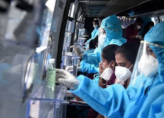 Coronavirus In India: कोरोना संक्रमण के दैनिक मामलों में आयी भारी कमी, 24 घंटे में मिले 55,342 नये संक्रमित Coronavirus In India: कोरोना संक्रमण के दैनिक मामलों में आयी भारी कमी, 24 घंटे में मिले 55,342 नये संक्रमित