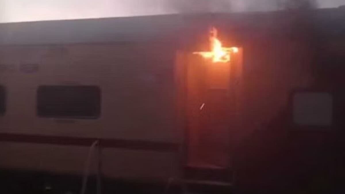 इटावा में अब वैशाली सुपरफास्ट एक्सप्रेस के स्लीपर कोच में लगी आग, 19 यात्री घायल, 12 घंटे में दूसरा अग्निकांड इटावा में अब वैशाली सुपरफास्ट एक्सप्रेस के स्लीपर कोच में लगी आग, 19 यात्री घायल, 12 घंटे में दूसरा अग्निकांड