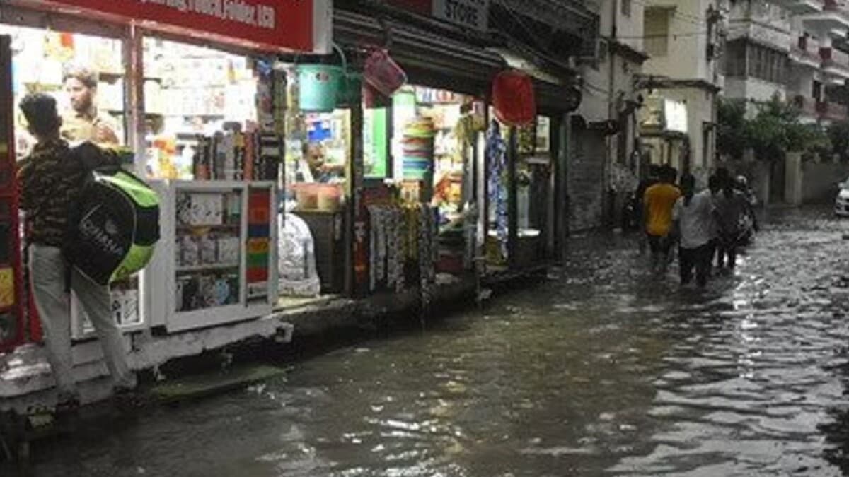 UP Weather Update: पूर्वांचल को बारिश ने भिगोया, पश्चिमी यूपी से दूर हुए बादल, जानें इस सप्ताह मौसम का हाल UP Weather Update: पूर्वांचल को बारिश ने भिगोया, पश्चिमी यूपी से दूर हुए बादल, जानें इस सप्ताह मौसम का हाल