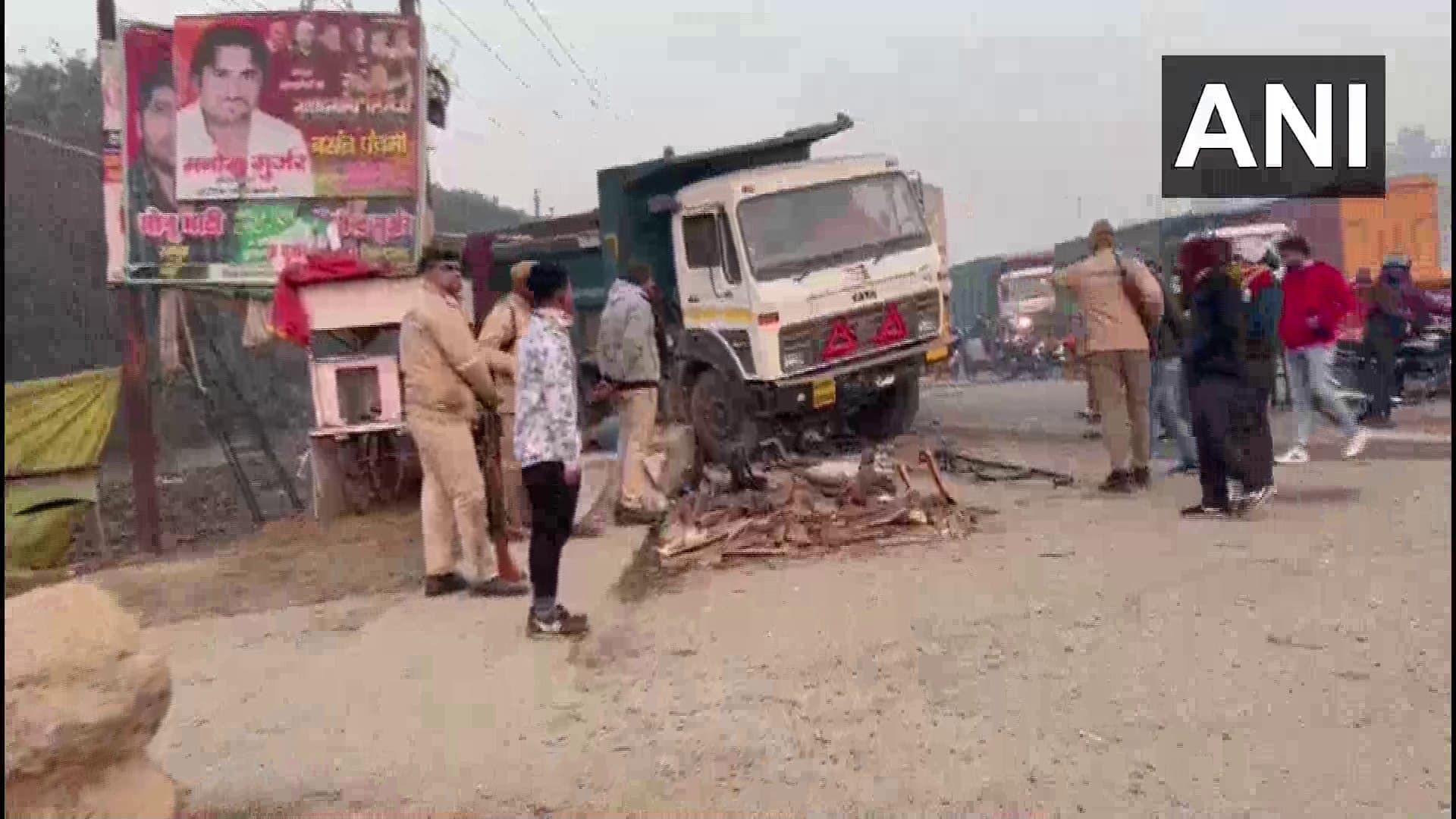 Uttar Pradesh News: बुलंदशहर में किसान आंदोलन की ड्यूटी पर तैनात पुलिस जवानों को ट्रक ने रौंदा, दो की मौत Uttar Pradesh News: बुलंदशहर में किसान आंदोलन की ड्यूटी पर तैनात पुलिस जवानों को ट्रक ने रौंदा, दो की मौत
