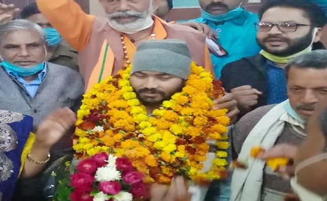 पाकिस्तान की जेल में 13 साल गुजारने के बाद रिहा होकर घर पहुंचा सोनू, लोगों ने बरसाए फूल पाकिस्तान की जेल में 13 साल गुजारने के बाद रिहा होकर घर पहुंचा सोनू, लोगों ने बरसाए फूल