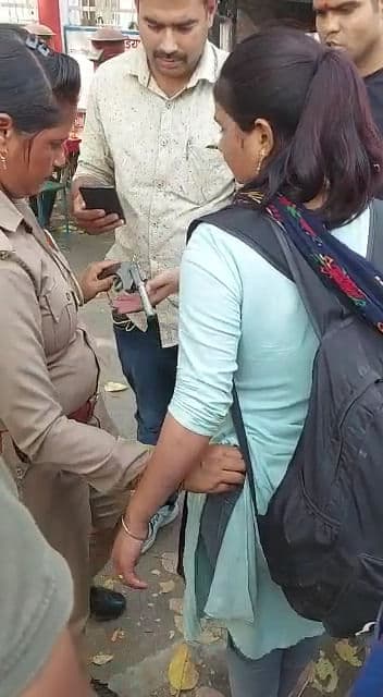 UP News: दबंगई में कमर में तमंचा लगाकर घूम रही थी शिक्षिका, पुलिस ने निकाली हेकड़ी, पहुंची सलाखों के पीछे UP News: दबंगई में कमर में तमंचा लगाकर घूम रही थी शिक्षिका, पुलिस ने निकाली हेकड़ी, पहुंची सलाखों के पीछे