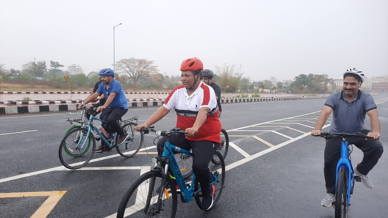 Jharkhand News : रांची में क्यों शुरू हुआ शनिवार नो कार, क्या है इसका उद्देश्य, कृषि मंत्री बादल पत्रलेख बजट सत्र में भाग लेने साइकिल से पहुंचे झारखंड विधानसभा Jharkhand News : रांची में क्यों शुरू हुआ शनिवार नो कार, क्या है इसका उद्देश्य, कृषि मंत्री बादल पत्रलेख बजट सत्र में भाग लेने साइकिल से पहुंचे झारखंड विधानसभा
