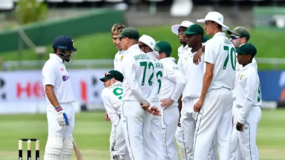 IND vs SA: भारतीय कप्तान अकेले और पूरी अफ्रीकी टीम…बहुत नाइंसाफी है, विराट कोहली की फोटो हुई वायरल IND vs SA: भारतीय कप्तान अकेले और पूरी अफ्रीकी टीम…बहुत नाइंसाफी है, विराट कोहली की फोटो हुई वायरल