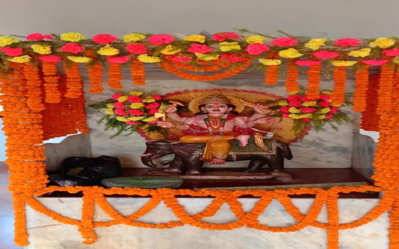 Happy Vishwakarma Puja 2022 : विश्वकर्मा पूजा को लेकर उल्लास, सजे पूजा पंडाल, बाजारों की बढ़ी रौनक Happy Vishwakarma Puja 2022 : विश्वकर्मा पूजा को लेकर उल्लास, सजे पूजा पंडाल, बाजारों की बढ़ी रौनक