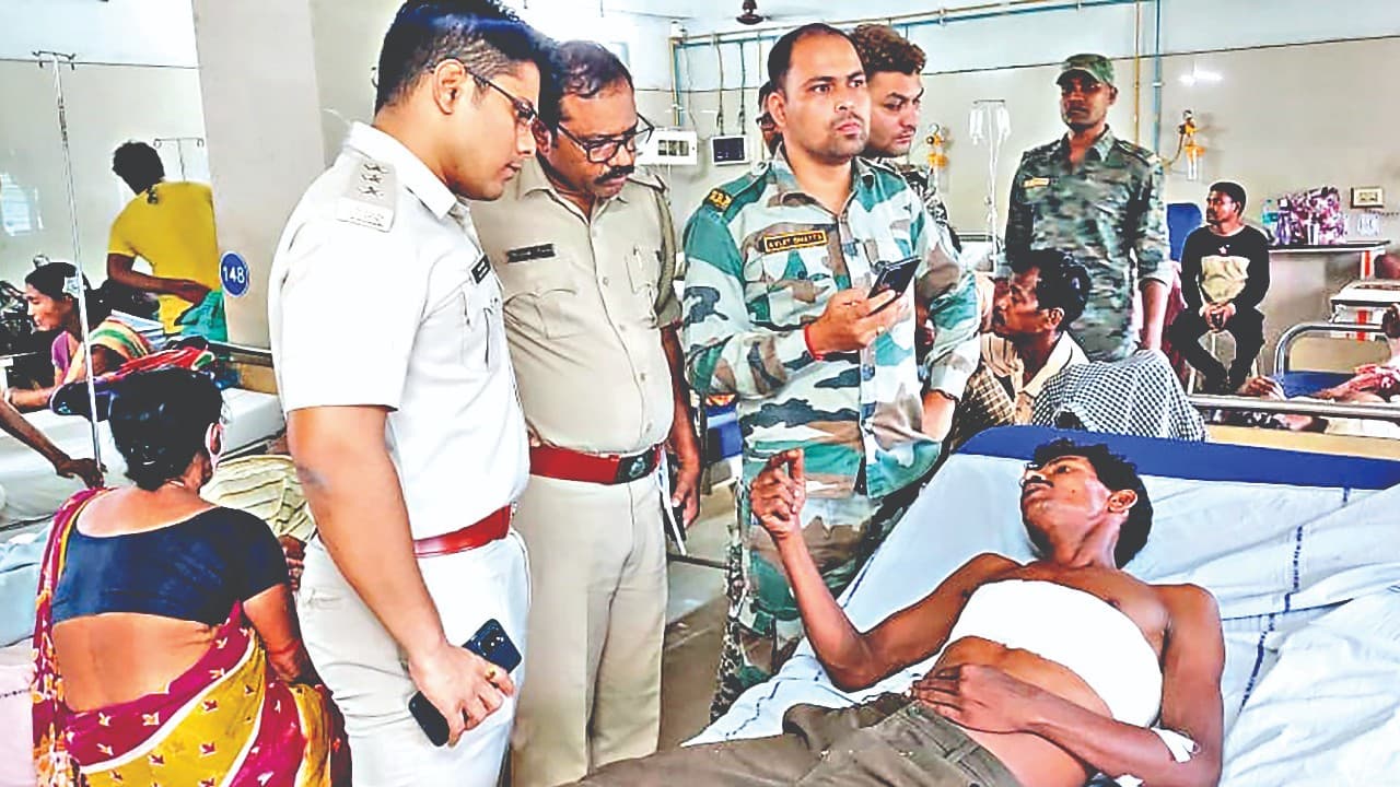 West Bengal Crime News Today: आद्रा रेलवे यार्ड में दिन-दहाड़े चली गोली, दो लोग घायल West Bengal Crime News Today: आद्रा रेलवे यार्ड में दिन-दहाड़े चली गोली, दो लोग घायल