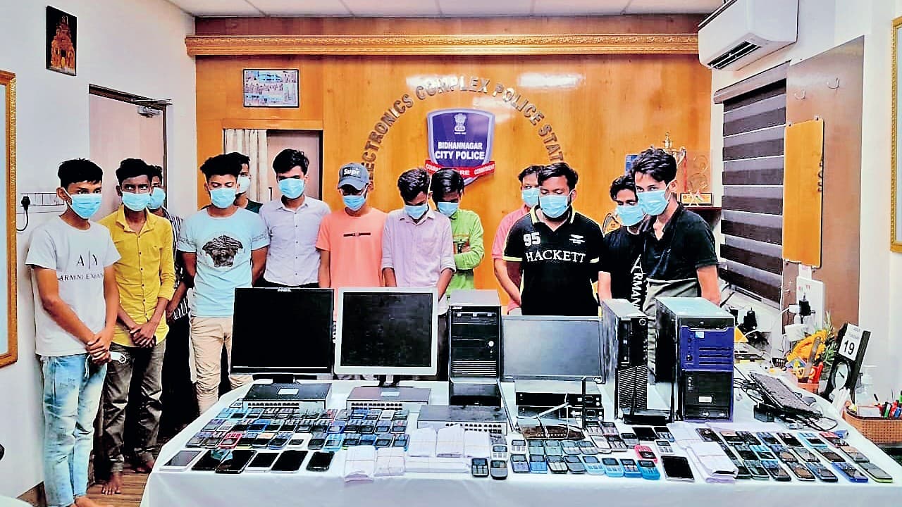 West Bengal Cyber Crime: विधाननगर में अवैध कॉल सेंटर का भंडाफोड़, 15 गिरफ्तार West Bengal Cyber Crime: विधाननगर में अवैध कॉल सेंटर का भंडाफोड़, 15 गिरफ्तार