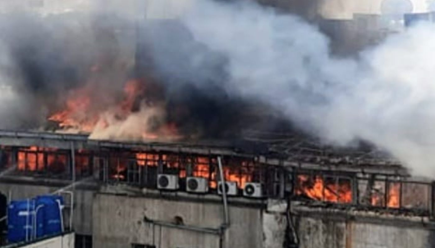 PHOTO: बंगाल में राजभवन के पास इमारत की छत पर कैंटीन में भीषण आग, गवर्नर-सीएम पहुंचे PHOTO: बंगाल में राजभवन के पास इमारत की छत पर कैंटीन में भीषण आग, गवर्नर-सीएम पहुंचे