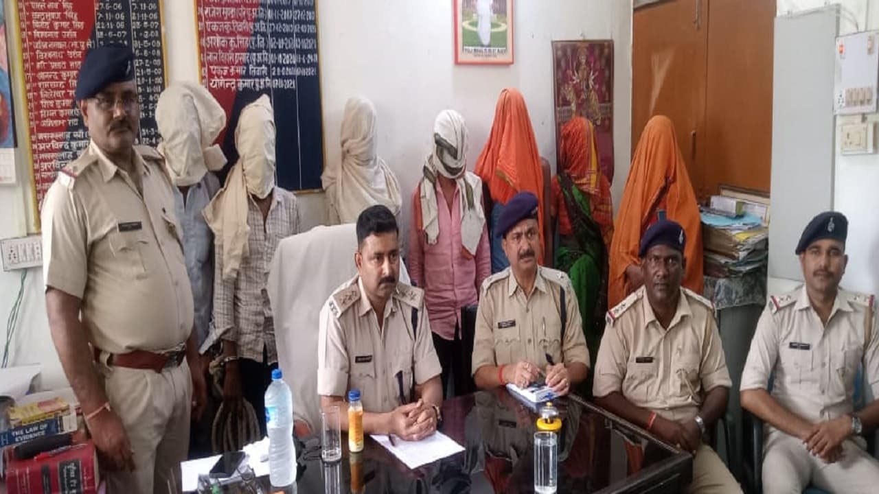 Jharkhand Crime News: अंधविश्वास में सगी बहन को बलि चढ़ाने वाले चढ़े पुलिस के हत्थे, 7 आरोपियों को जेल Jharkhand Crime News: अंधविश्वास में सगी बहन को बलि चढ़ाने वाले चढ़े पुलिस के हत्थे, 7 आरोपियों को जेल