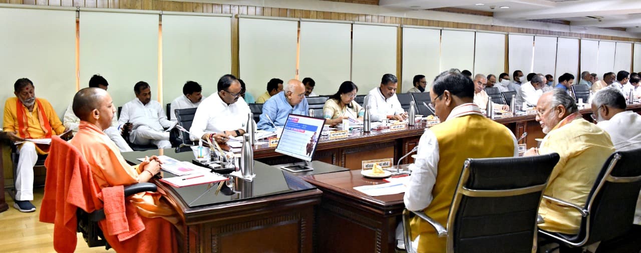 UP News : परिवहन विभाग के बेड़े में शामिल होंगी 7 हजार बसें, महिला सुरक्षा के लिए बसों में होगा पैनिक बटन UP News : परिवहन विभाग के बेड़े में शामिल होंगी 7 हजार बसें, महिला सुरक्षा के लिए बसों में होगा पैनिक बटन