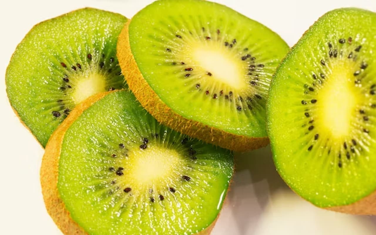 Kiwi Fruit Benefits: ये फल सेहत के लिए है वरदान, जानें इसके 5 फायदे Kiwi Fruit Benefits: ये फल सेहत के लिए है वरदान, जानें इसके 5 फायदे