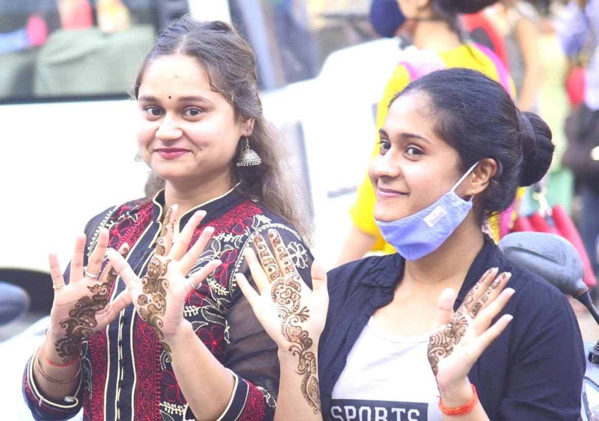 EXCLUSIVE: पत्नी के लिए पति भी रखते हैं व्रत, कोई 35 साल से कर रहा पूजा, किसी का पहला करवा चौथ EXCLUSIVE: पत्नी के लिए पति भी रखते हैं व्रत, कोई 35 साल से कर रहा पूजा, किसी का पहला करवा चौथ