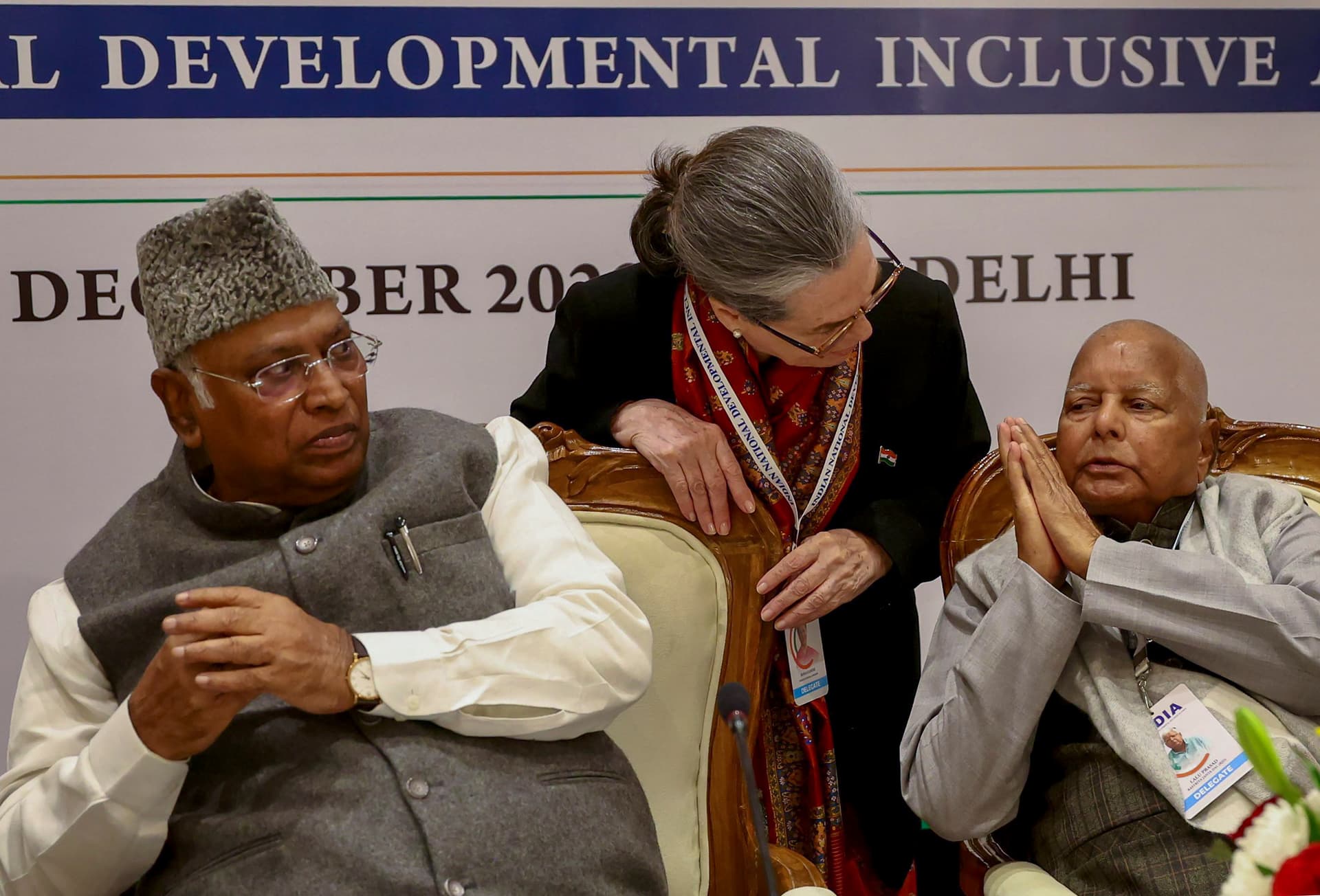 I.N.D.I.A Alliance Meeting: ममता ने खरगे को पीएम उम्मीदवार बनाने का रखा प्रस्ताव, जानें बैठक की खास बातें I.N.D.I.A Alliance Meeting: ममता ने खरगे को पीएम उम्मीदवार बनाने का रखा प्रस्ताव, जानें बैठक की खास बातें