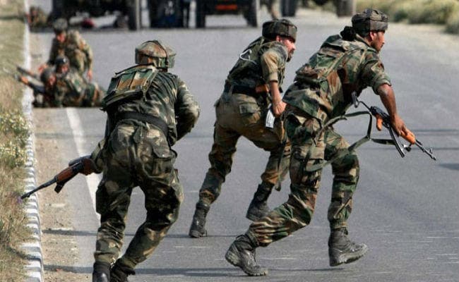 J&K: शोपियां में CRPF की पेट्रोलिंग टीम पर ग्रेनेड से हमला, आठ घायल J&K: शोपियां में CRPF की पेट्रोलिंग टीम पर ग्रेनेड से हमला, आठ घायल