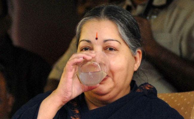 सभी विभागों की जिम्मेदारी पनीरसेल्वम को, आज जयललिता का हालचाल लेंगे अमित शाह और जेटली