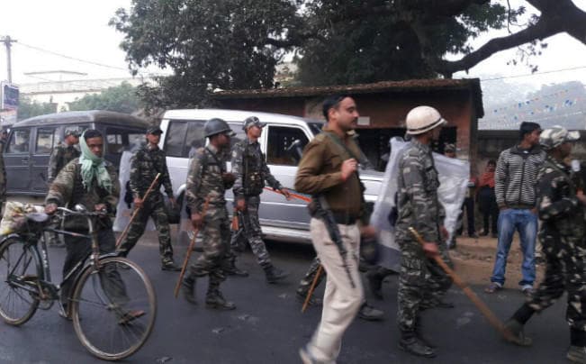 दुमका : एसपी कॉलेज में तड़के छापामारी, हथियार सहित आपत्तिजनक सामग्री बरामद, आज की परीक्षा रद्द