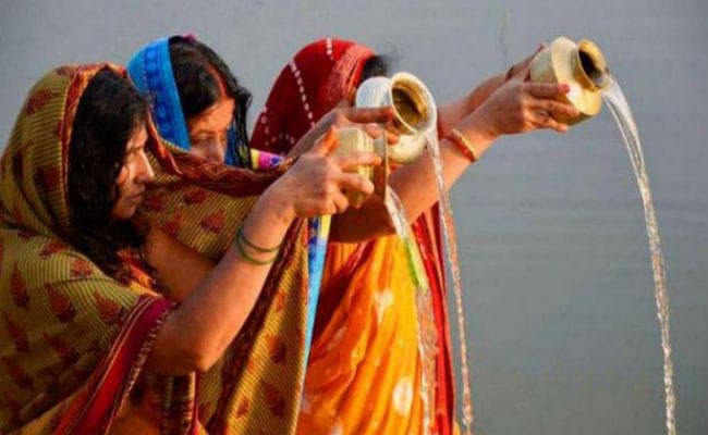 छठ के मूल सत्व को बचाएं घाट पर जाएं