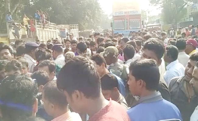 RANCHI : पंडरा में चाकू से गोदकर युवक की हत्या से तनाव, मुआवजे की मांग पर रोड जाम, देखें VIDEO RANCHI : पंडरा में चाकू से गोदकर युवक की हत्या से तनाव, मुआवजे की मांग पर रोड जाम, देखें VIDEO