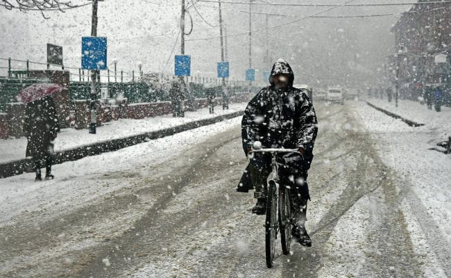 शिमला समेत पूरे उत्तर भारत में भारी बर्फबारी से बढ़ी ठिठुरन, दिल्ली में झमाझम बारिश
