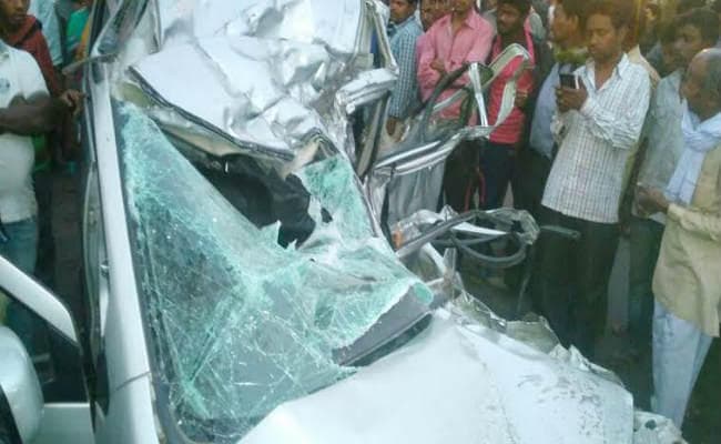 कार और ट्रक के बीच सीधी टक्कर 3 की मौत 4 घायल