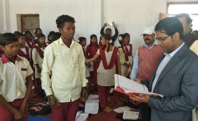 शहीद के पैतृक गांव के मुरगू स्कूल में डीसी बने 15 मिनट के शिक्षक, बच्चों को पढ़ाया