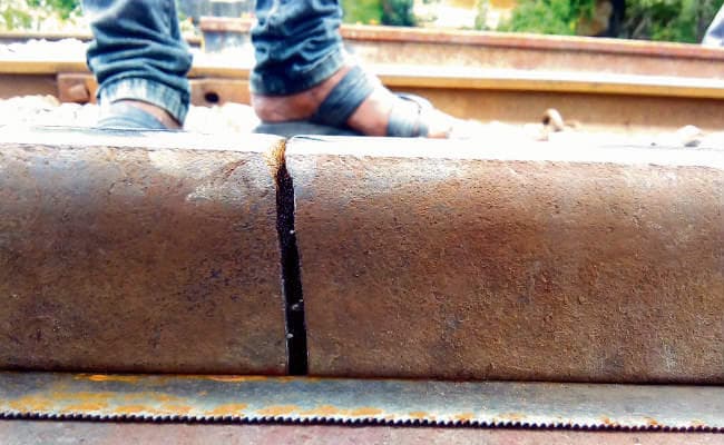 मुजफ्फरपुर : …..जब टूटी पटरी पर दौड़ी सवारी गाड़ी, टला हादसा
