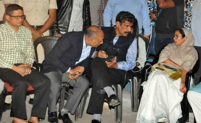 कोलकाता : मुख्यमंत्री ममता बनर्जी के साथ धरना देेने का मामला, केंद्र पांच आइपीएस पर कर सकता है कार्रवाई