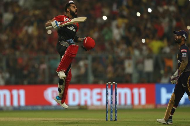 IPL में 5वां शतक जड़ हवा में उड़ते नजर आए आरसीबी के कप्तान विराट कोहली