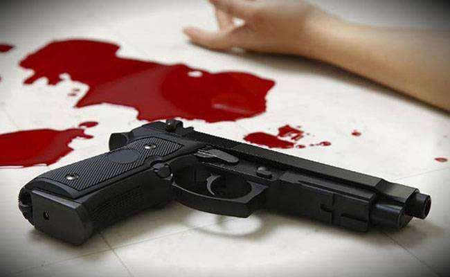 दिनदहाड़े युवक को गोली मारी, अस्पताल में भर्ती