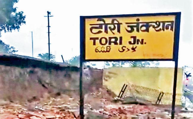 चंदवा : शनिवार की रात भर हुई बारिश के बाद नदी व बांध का जल स्तर बढ़ा, टोरी स्टेशन की चहारदीवारी प्लेटफॉर्म पर गिरी