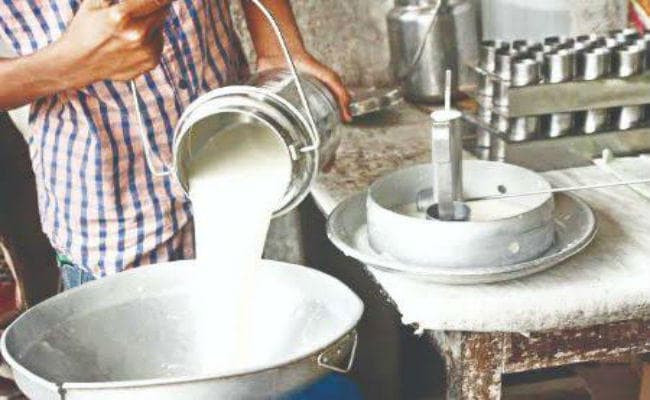 दूध विक्रेताओं ने कीमत बढ़ाने की मांग उठायी
