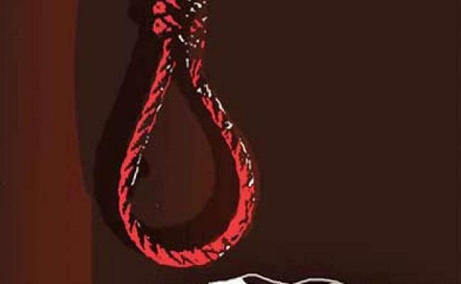 महाशिवरात्रि की पूजा में व्यस्त थी महिला, मोबाइल पर आया कॉल और कमरे में जाकर लगा ली फांसी
