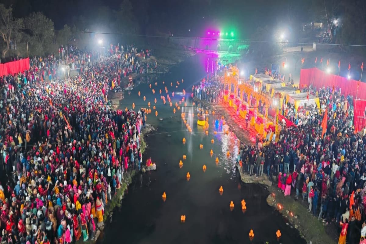 भुरकुंडा: नलकारी तट पर गंगा आरती में उमड़ा श्रद्धालुओं का सैलाब