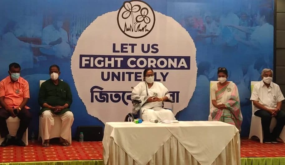 UP, गुजरात को वैक्सीन और ऑक्सीजन सिलिंडर देने में तरजीह, ममता का केंद्र पर कोरोना संकट में भेदभाव का आरोप UP, गुजरात को वैक्सीन और ऑक्सीजन सिलिंडर देने में तरजीह, ममता का केंद्र पर कोरोना संकट में भेदभाव का आरोप