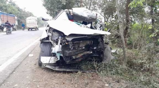 सीवान में सड़क किनारे खड़े ट्रक से जा टकरायी बेकाबू कार, ब्लड बैंक के मैनेजर व एमआर की मौके पर ही मौत सीवान में सड़क किनारे खड़े ट्रक से जा टकरायी बेकाबू कार, ब्लड बैंक के मैनेजर व एमआर की मौके पर ही मौत
