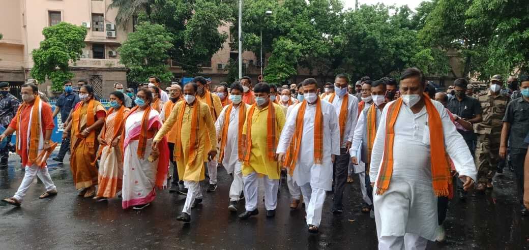 BJP के 24 विधायक ‘बागी’, राज्यपाल और शुभेंदु की मीटिंग के बाद ‘कमल’ में टूट के दावे के मायने क्या हैं? BJP के 24 विधायक ‘बागी’, राज्यपाल और शुभेंदु की मीटिंग के बाद ‘कमल’ में टूट के दावे के मायने क्या हैं?